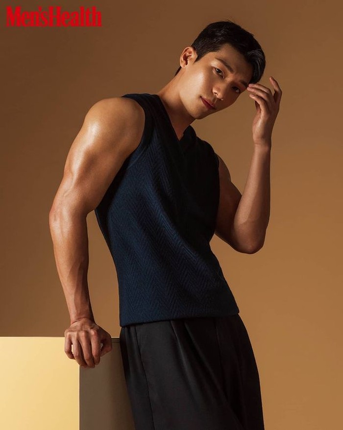 Melalui Men's Health Korea, Ha-Joon mengungkapkan ia sangat menyukai olahraga dan terus berlatih beban sejak di militer. Sebelum pandemi, Wi Ha-Joon terbiasa berlatih di gym selama 5 hari dalam seminggu. Pantas saja badannya bagus ya, Beauties! / foto: instagram.com/menshealth_korea