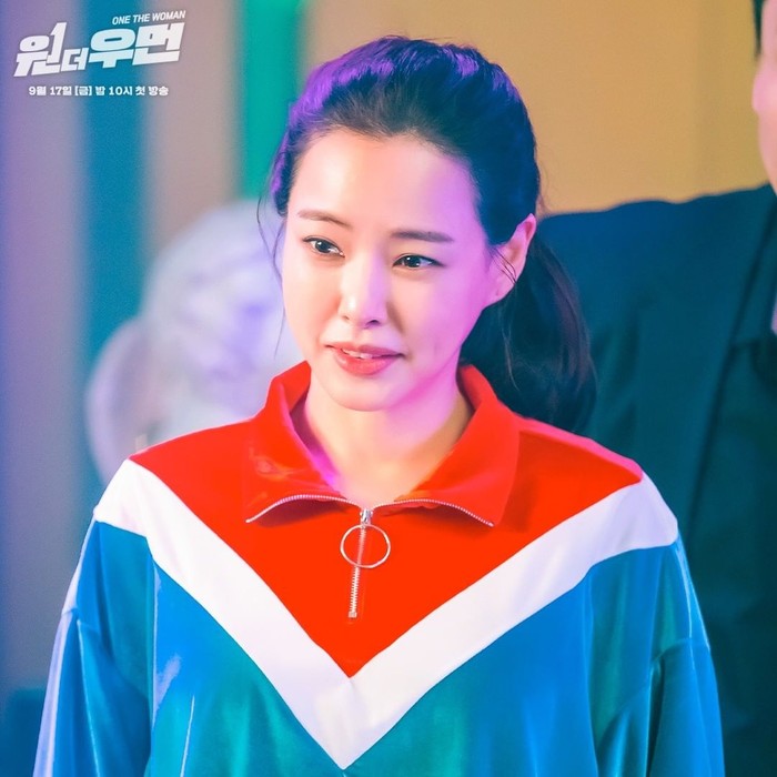 Honey Lee berperan sebagai dua sosok perempuan, yang pertama adalah jaksa Jo Yeon Joo. Menariknya, jaksa Jo Yeon Joo yang tampil modis ini sering berhubungan dengan geng preman. Ia pun pandai berkelahi dengan preman juga, Beauties./Foto: instagram.com/sbsdrama.official