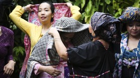 FOTO: Anggun Wanita Indonesia Kenakan Tengkuluk Batik