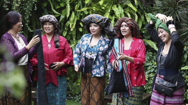 FOTO: Anggun Wanita Indonesia Kenakan Tengkuluk Batik