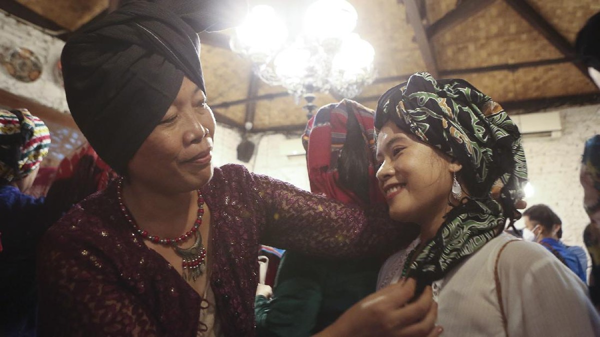 FOTO: Anggun Wanita Indonesia Kenakan Tengkuluk Batik