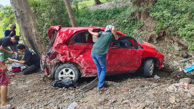 Polisi menyebut mobil yang berisi dua orang ini melaju kencang dari Tangerang menuju Merak. Mobil hilang kendali hingga akhirnya terjun ke jalur kereta api.
