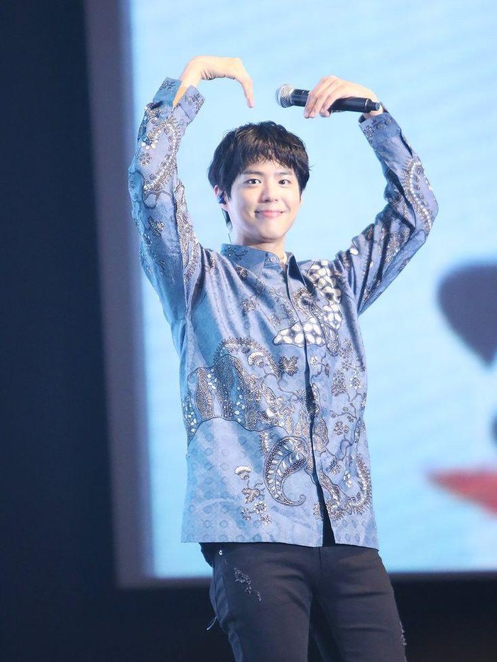 Aktor Korea dengan wajah baby-face yakni Park Bo Gum juga kedapatan mengenakan batik berwarna biru. Vibes-nya lokal banget, ya!/ Foto: twitter.com/bulbogum