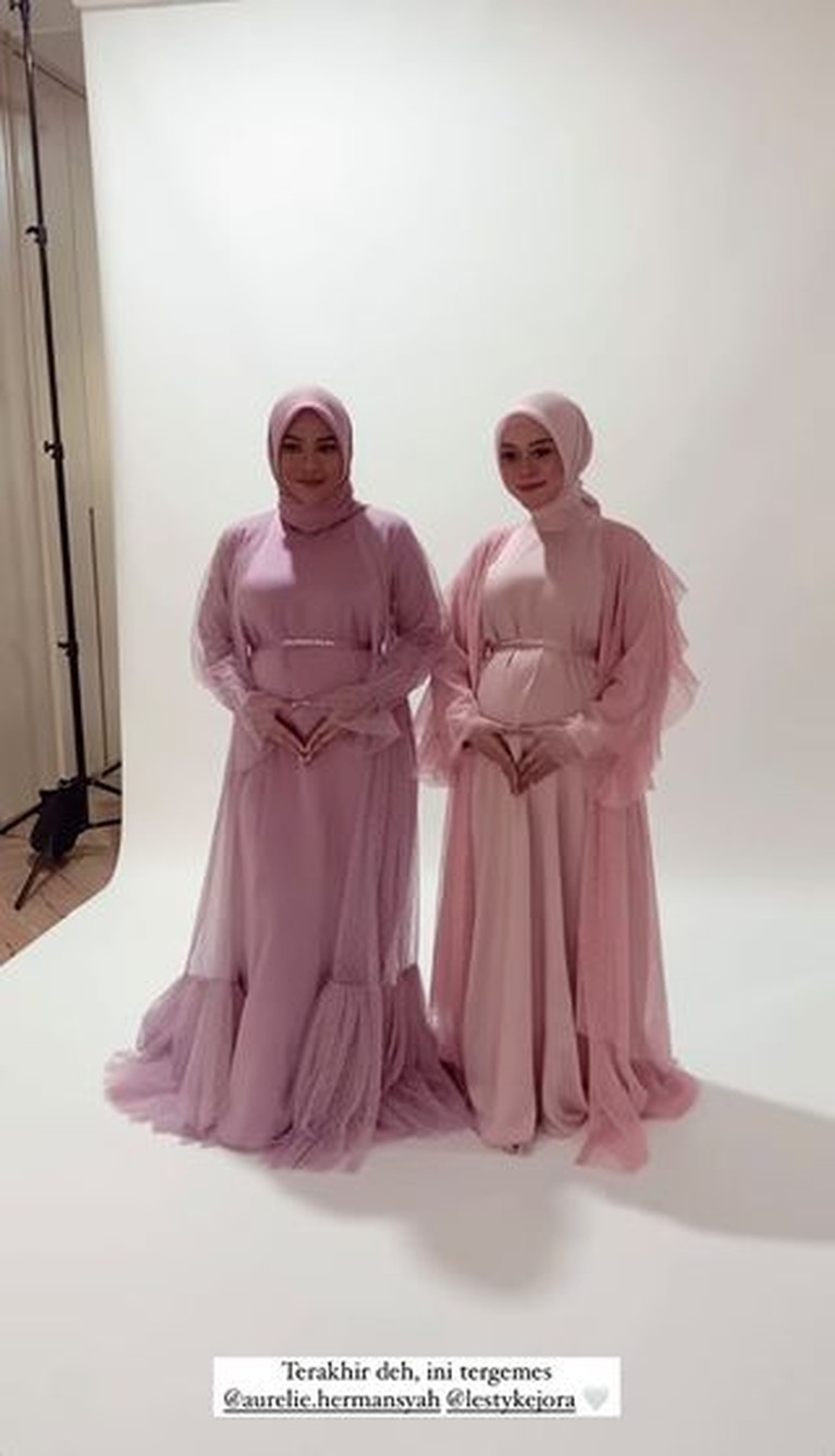 Pemotretan 4 Bumil Cantik Pamer Baby Bump, Perut Lesti Kejora Disorot Pemotretan 4 Bumil Cantik Pamer Baby Bump, Perut Lesti Kejora Disorot