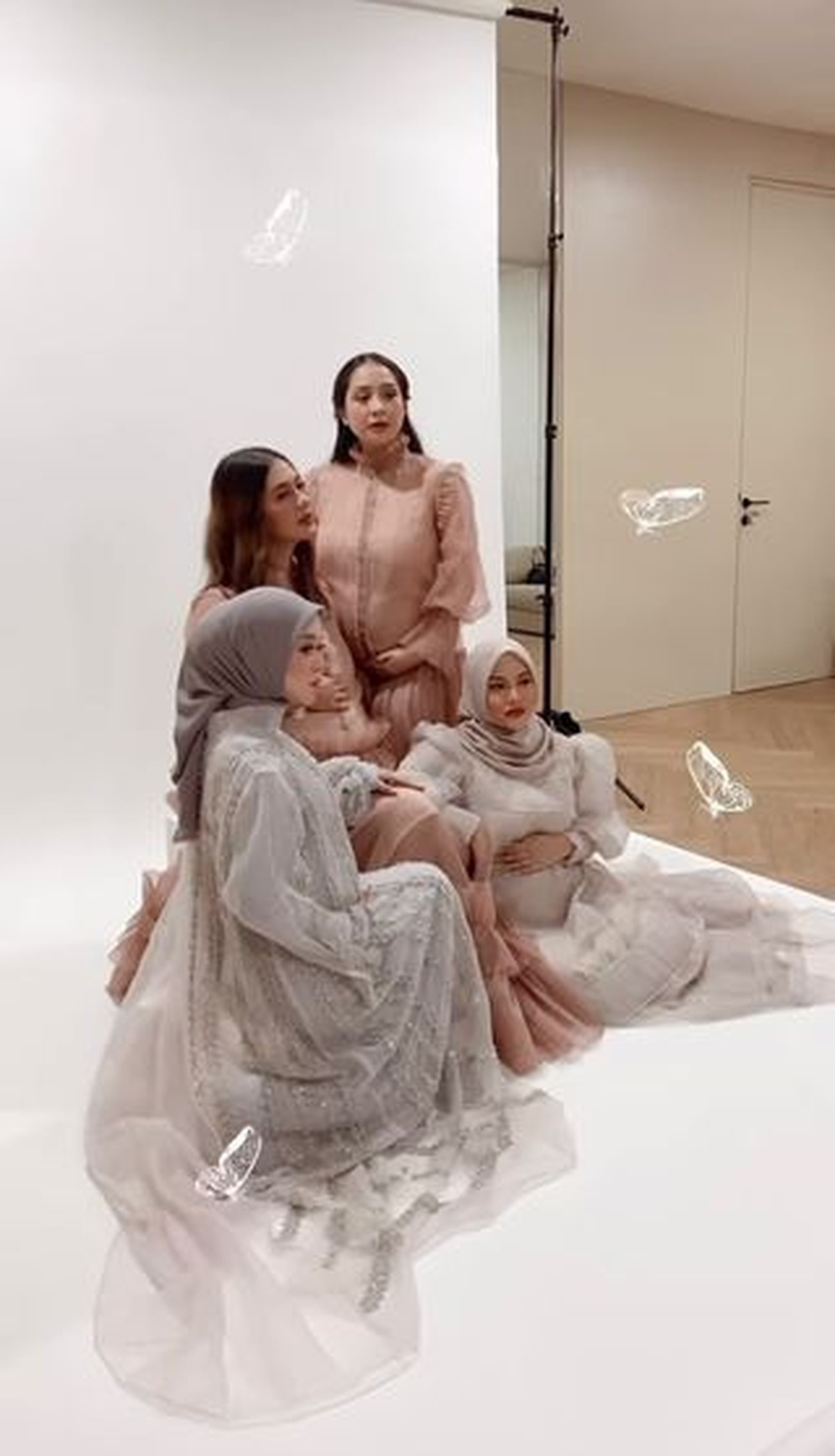 Pemotretan 4 Bumil Cantik Pamer Baby Bump&comma; Perut Lesti Kejora Disorot