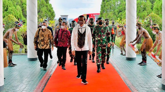 Presiden Joko Widodo (Jokowi) menghadiri groundbreaking Papua Youth Creative Hub di Jayapura, Sabtu (2/10).