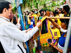 Momen Jokowi Beli Tas Noken saat Tiba di Papua