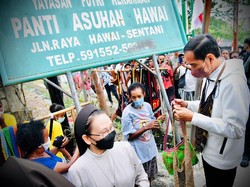 Jokowi di Papua: Disambut Tarian Selamat Datang, Beli Noken di Pinggir Jalan