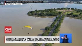 VIDEO: Kirim Bantuan Untuk Korban Banjir Pakai Paralayang