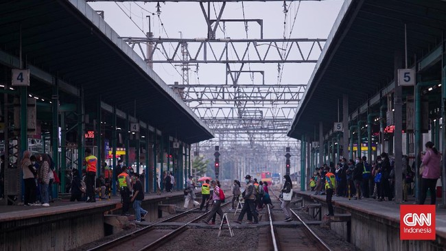 Stasiun Manggarai merupakan saksi bisu perubahan zaman. Berusia hitungan abad, kini menjadi stasiun kereta termodern di ibu kota negara.