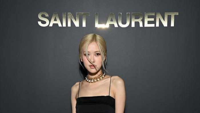 5 Tampilan Fierce Rose BLACKPINK Saat Memakai Koleksi Busana Saint Laurent