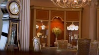 <p>Ruang makannya juga mewah dan memiliki gaya dan warna senada dengan interior rumahnya. (Foto: YouTube Boy William)</p>
