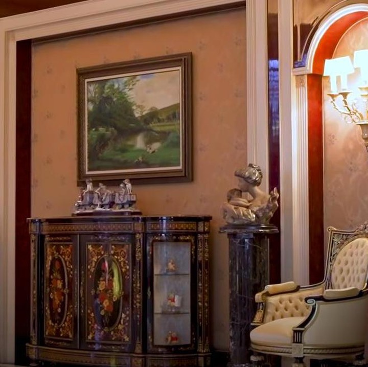 <p>Interiornya pun tak kalah mencengangkan. Begitu masuk disambut dengan interior dan perabot mewah seperti di hotel berbintang. (Foto: YouTube Boy William)</p>