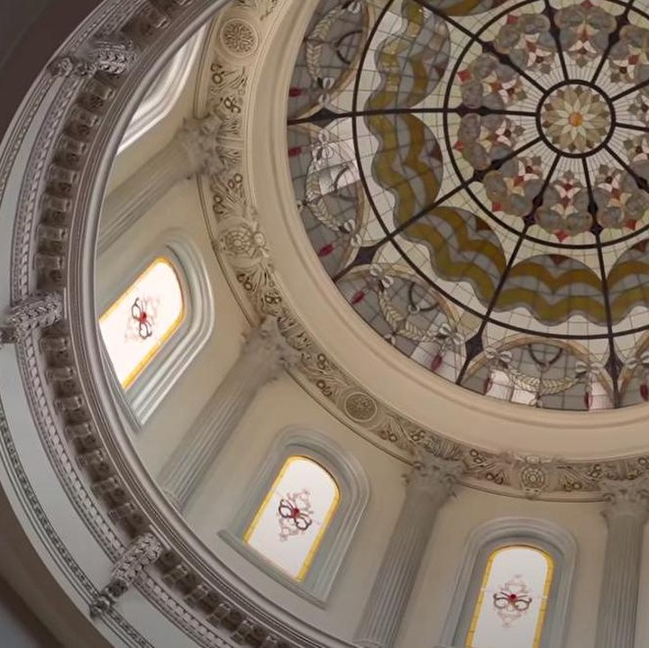 <p>Bagian dome di rumahnya yang besar dan mewah. Berasa lagi di Eropa ya, Bunda? (Foto: YouTube Boy William)</p>