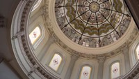 <p>Bagian dome di rumahnya yang besar dan mewah. Berasa lagi di Eropa ya, Bunda? (Foto: YouTube Boy William)</p>