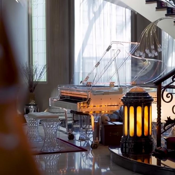 <p>Bagian rumah Dave yang viral di TikTok adalah <em>foyer</em> dan tangga. Di sebelahnya terdapat grandpiano transparan dan di atas persis terdapat dome atau kubah. (Foto: YouTube Boy William)</p>