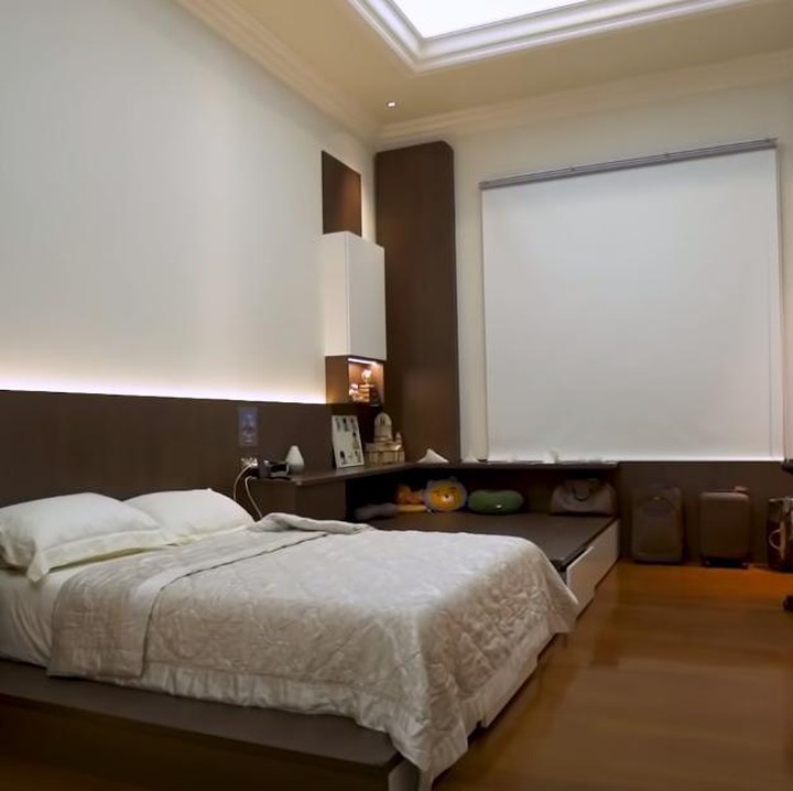 <p>Walaupun rumah bergaya klasik, justru kamar Dave memiliki desain modern dan minimalis. (Foto: YouTube Boy William)</p>