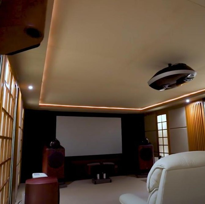<p>Rumahnya terdiri dari empat lantai, Bunda. Salah satu ruangan di lantai atas adalah home theatre. Terlihat nyaman banget ya tempat duduknya. (Foto: YouTube Boy William)</p>