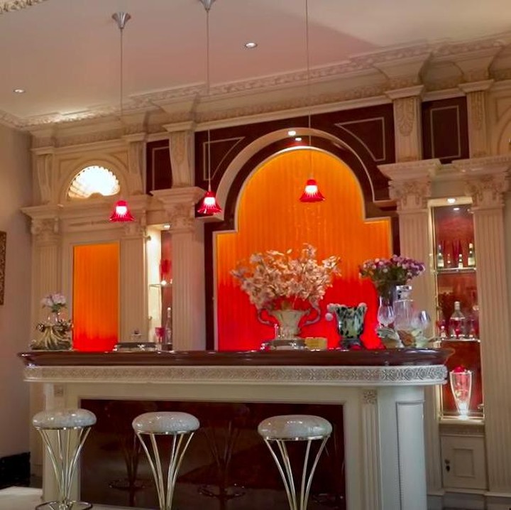 <p>Di ruang tengah pula terdapat mini bar yang bergaya klasik mandarin. Namun, Dave dan keluarga jarang memakainya di situ. (Foto: YouTube Boy William)</p>