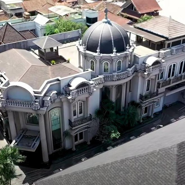<p>Bintang TikTok Dave Stanley atau Dave STN menunjukkan isi rumahnya. Rumahnya tak biasa, Bunda, megah seperti istana. (Foto: YouTube Boy William)</p>