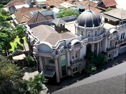 9 Potret Rumah Mewah Bintang TikTok Usia 19 Tahun, Megah Bak Istana Bun