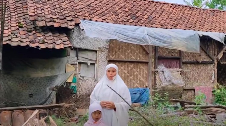 Rumah Wanita Hamil di Tengah Hutan Rumah Wanita Hamil di Tengah Hutan
