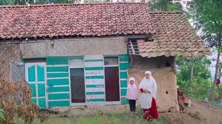 Rumah Wanita Hamil di Tengah Hutan