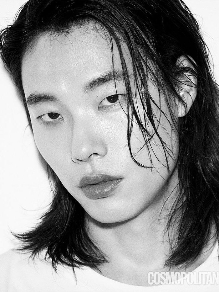 Aktor Ryu Jun Yeol yang membintangi drama Lost sejak September 2021 ini juga terlihat keren dengan rambut gondrong, lho. Gaya ini ia tunjukkan ketika melakukan pemotretan bersama Cosmopolitan. Dengan gaya half-ponytail, Ryu Jun Yeol terlihat makin berkarisma ya, Beauties!/Foto: soompi.com