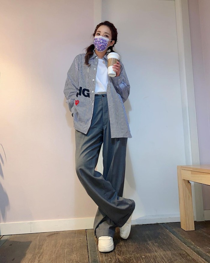 Saat break dari rutinitas, ia tak lupa memotret OOTD-nya. Kali ini, sneakers putih yang ia kenakan dipadukan dengan celana lebar dan kaus putih, serta kemeja sebagai outer-nya. Simple but stylish! (Foto: instagram.com/@daraxxi)