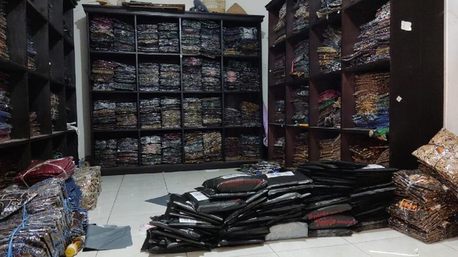 Dari niat mengunduh Shopee untuk belanja, akhirnya Arif mencoba mengembangkan bisnis keluarganya, Batik Ruzza, dengan berjualan secara digital di Shopee.