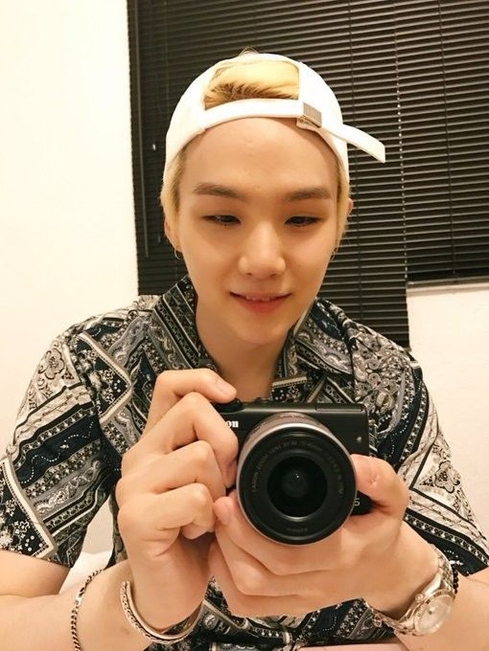 Suga BTS terlihat cool dan kasual mengenakan busana batik. Foto: Twitter/@bts_twt
