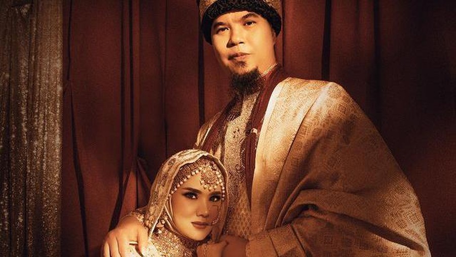 Tema Bollywood, Intip Pemotretan Ahmad Dhani & Mulan Jameela Tampil Serasi! Mulan Jameela dan Ahmad Dhani melakukan pemotretan tema Bollywood pakai busana India. Yuk intip!