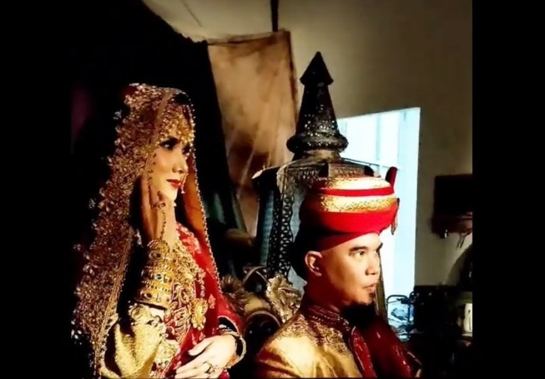 Mulan Jameela dan Ahmad Dhani melakukan pemotretan tema Bollywood pakai busana India. Yuk intip!