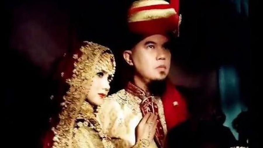 Mulan Jameela dan Ahmad Dhani melakukan pemotretan tema Bollywood pakai busana India. Yuk intip!