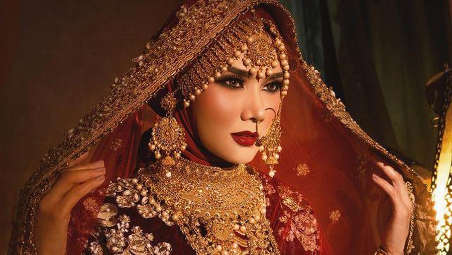Mulan Jameela dan Ahmad Dhani melakukan pemotretan tema Bollywood pakai busana India. Yuk intip!
