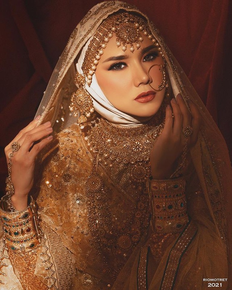Tema Bollywood, Intip Pemotretan Ahmad Dhani & Mulan Jameela Tampil Serasi! Mulan Jameela dan Ahmad Dhani melakukan pemotretan tema Bollywood pakai busana India. Yuk intip!