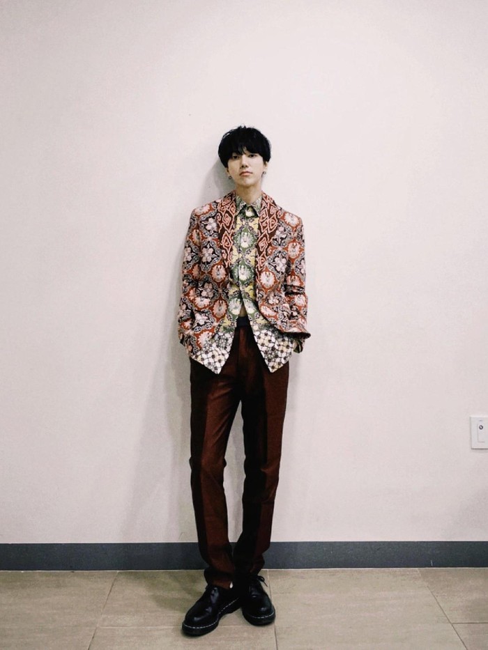 Rekan satu grup Leeteuk yakni Yesung pun tak kalah memesona saat berpose mengenakan outfit batik. Dirinya juga mengenakan batik rancangan Ridwan Kamil, Beauties./ Foto: instagram.com/yesung1106