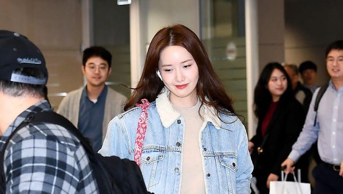 Gaya Selebriti Korea yang Pakai Baju 'Kembaran', Serupa Tapi Tak Sama! Gaya Selebriti Korea yang Pakai Baju 'Kembaran', Serupa Tapi Tak Sama!
