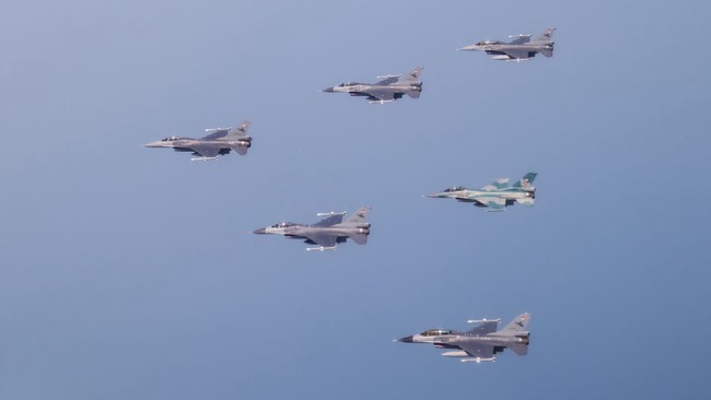 Empat jet tempur Sukhoi SU-27/30p mendemonstrasikan posisi menyerbu dengan manuver bomb burst dalam peringatan HUT TNI yang digelar di Istana Merdeka, Jakarta.