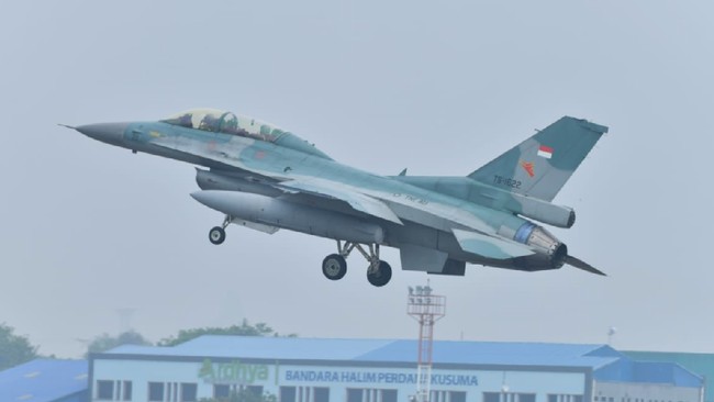 Sebanyak 18 pesawat tempur dan 8 helikopter Tentara Nasional Indonesia (TNI) terbang di atas langit Istana Merdeka, Jakarta, Sabtu (2/10).
