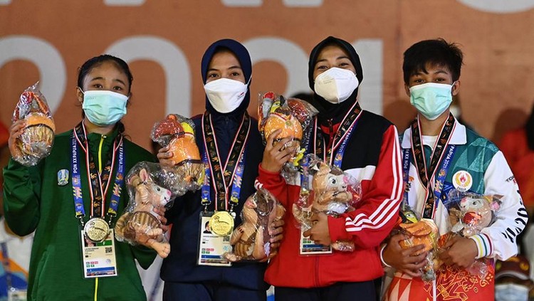 Anggun Nurajijah (berkerudung dan berseragam hitam) bersama dengan para atlet peraih medali.