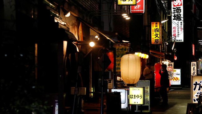 FOTO: Hiruk Pikuk Bar di Jepang usai Darurat Covid-19 Dicabut