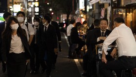 FOTO: Hiruk Pikuk Bar di Jepang usai Darurat Covid-19 Dicabut