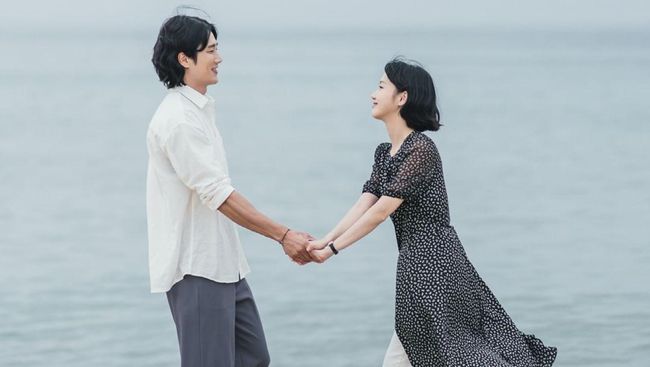 Yumi (Kim Go-eun) berlibur bersama Woong (Ahn Bo-hyun) usai cemburu dengan kehadiran Sae-yi (Park Jin-hyun) dalam episode baru Yumi's Cells.