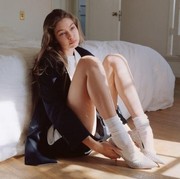 Begini Gaya Mix and Match Selebriti Hollywood Menggunakan Kaus Kaki Putih, Stylish dan Antimainstream!