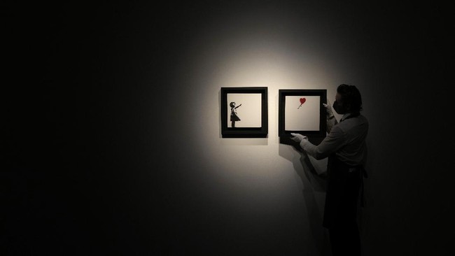 FOTO: Karya Bansky "Girl and Ballon" Dilelang Rp67 Miliar