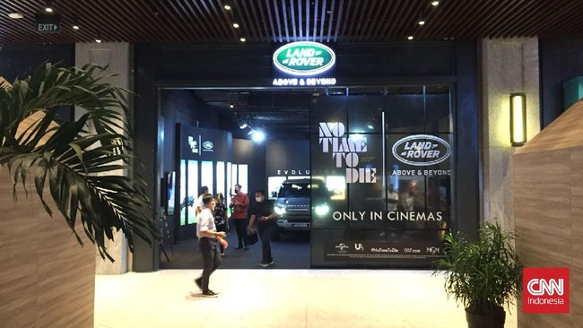 Land Rover pop-up display dibuka hingga 1 Januari 2022 ini juga menyuguhkan berbagai foto ketangguhan Land Rover di medan offroad dan aksesori.