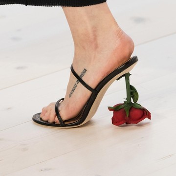 Deretan Sepatu Unik dari Koleksi Loewe di Paris Fashion Week, Ada Heels Berbentuk Nail Polish! Berani Pakai?