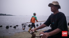FOTO: Menepi di Muara Angke yang Tercemar Paracetamol