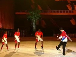 Momen Jokowi Main Bola Bareng Anak Papua di Pembukaan PON